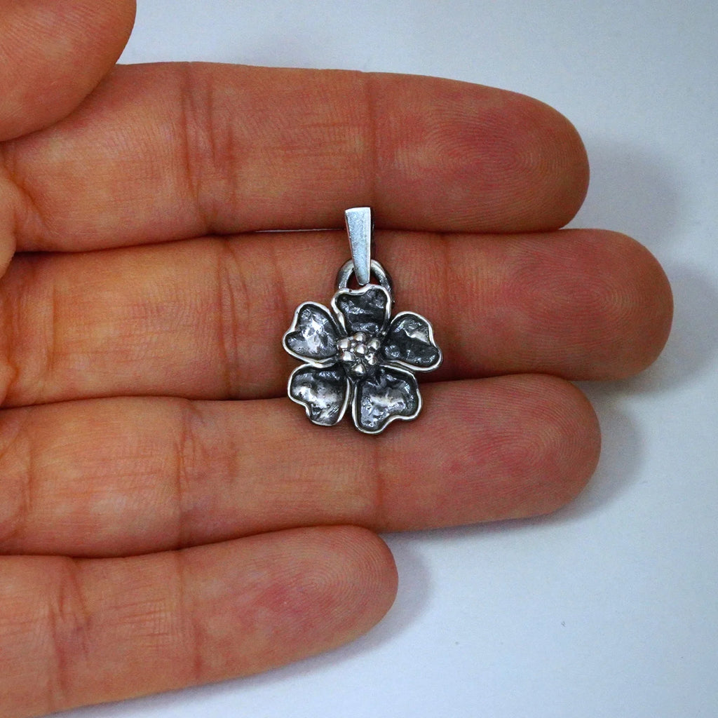 „Kirschblüte“ – oxidierter Anhänger aus 925er Silber, Talisman für Frühling und Neubeginn, handgefertigter Skulpturenschmuck im Boho- und rustikalen Stil | Art Diva