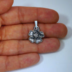 „Kirschblüte“ – oxidierter Anhänger aus 925er Silber, Talisman für Frühling und Neubeginn, handgefertigter Skulpturenschmuck im Boho- und rustikalen Stil | Art Diva