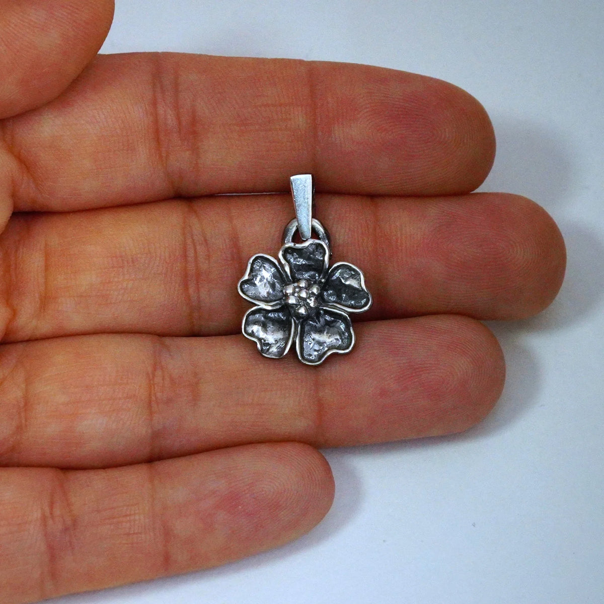 „Kirschblüte“ – oxidierter Anhänger aus 925er Silber, Talisman für Frühling und Neubeginn, handgefertigter Skulpturenschmuck im Boho- und rustikalen Stil | Art Diva