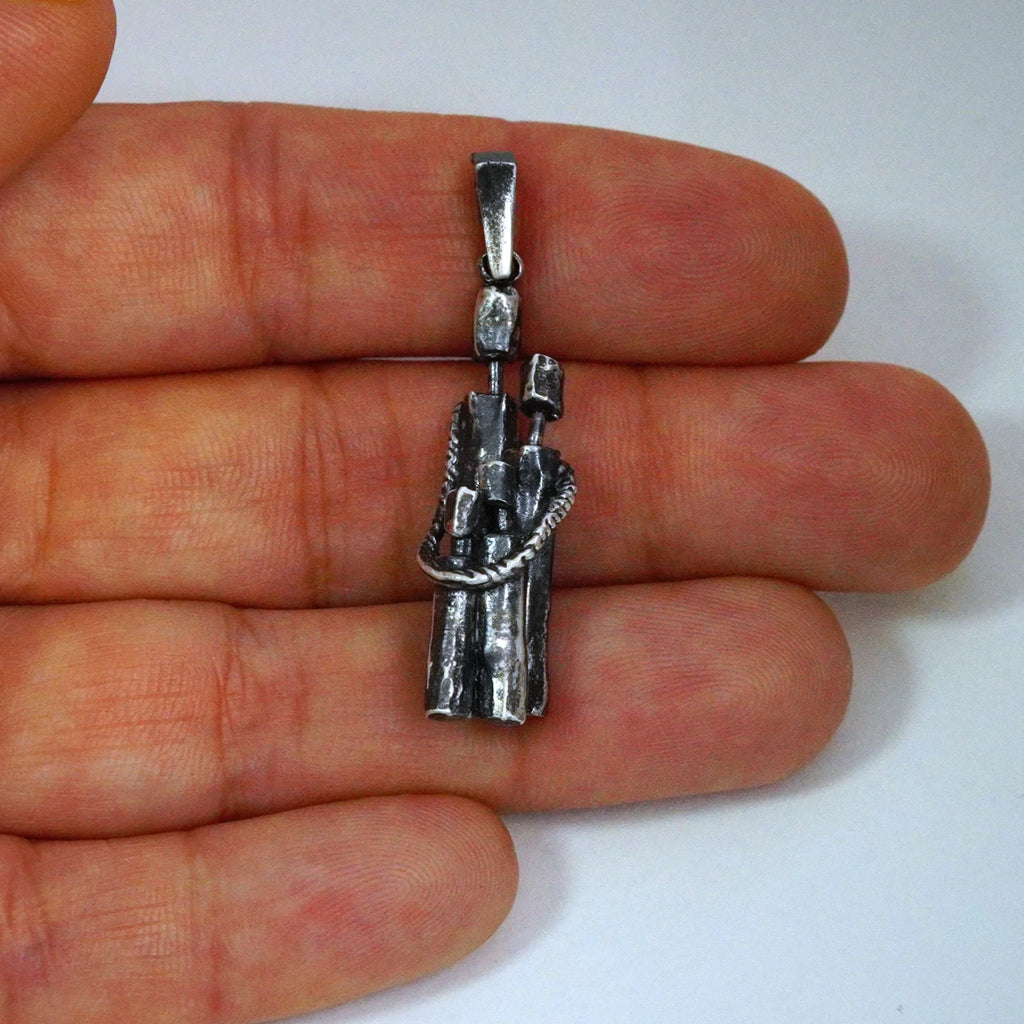 „Familienzusammenhalt“ – Anhänger aus 925er Silber, Talisman für Einheit, Liebe und familiären Schutz, handgefertigter Skulpturenschmuck im Boho- und rustikalen Stil | Art Diva
