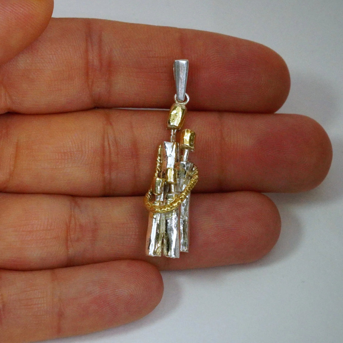 „Familienzusammenhalt“ – Anhänger aus 925er Silber, Talisman für Einheit, Liebe und den Schutz der Familie, handgefertigter Skulpturenschmuck im Boho- und rustikalen Stil | Art Diva