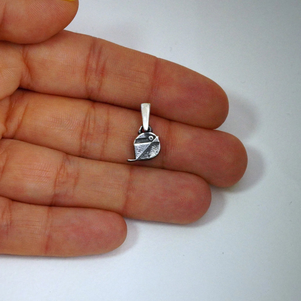 „Spätzchen“-Anhänger aus 925er Silber – oxidierter Talisman für Freiheit, Leichtigkeit und Wärme, handgefertigter Skulpturenschmuck im Boho- und rustikalen Stil | Art Diva