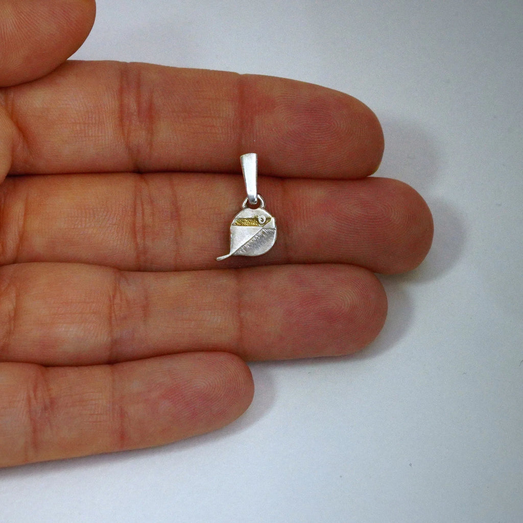 „Spätzchen“ – Anhänger aus 925er Silber mit goldfarbenen Akzenten, Talisman für Freiheit, Leichtigkeit und Wärme, Skulpturenschmuck im Boho- und rustikalen Stil | Art Diva