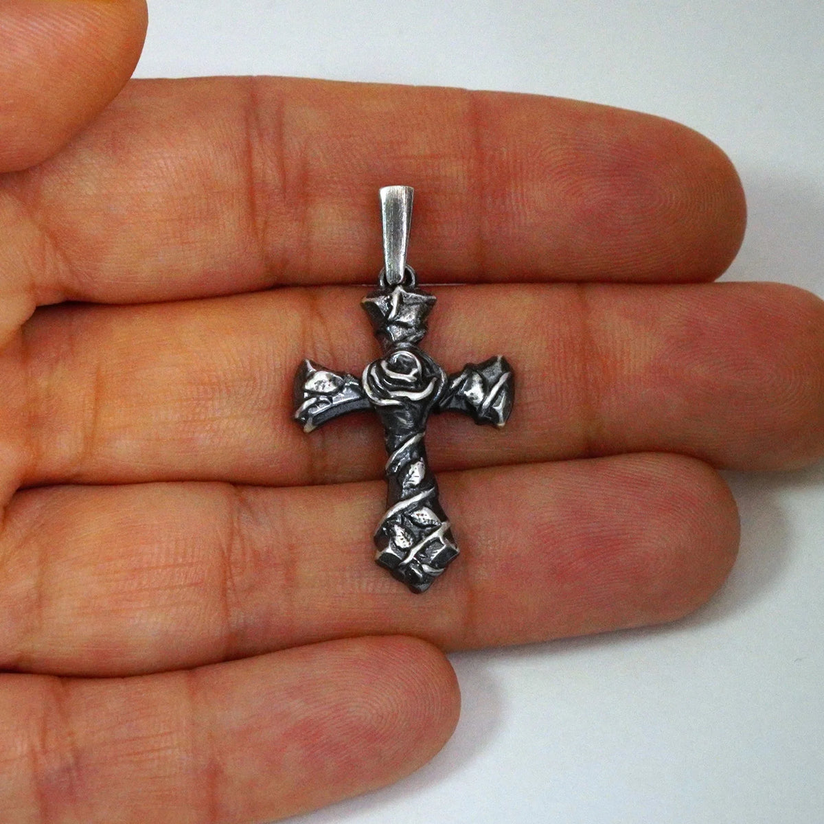 Kreuz-Anhänger mit Rose aus 925er Silber – oxidiertes Boho-Rustik-Design | Art Diva