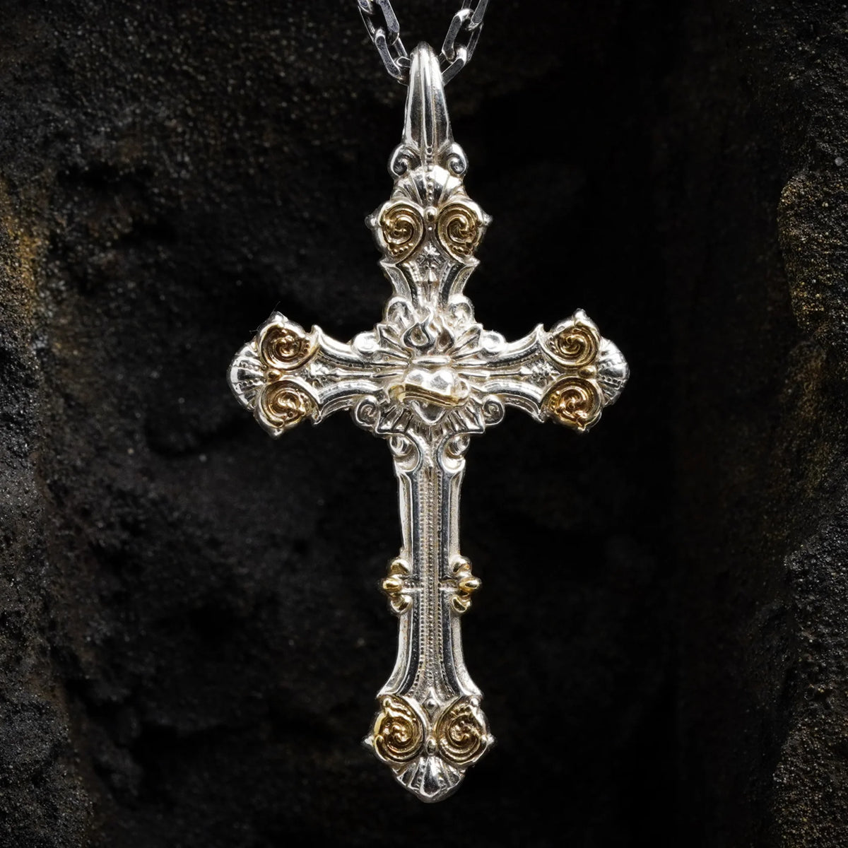 „Ornamentkreuz mit dem Heiligsten Herzen Jesu“-Anhänger aus 925er Silber mit goldfarbenen Akzenten – handgefertigter Skulpturenschmuck | Art Diva