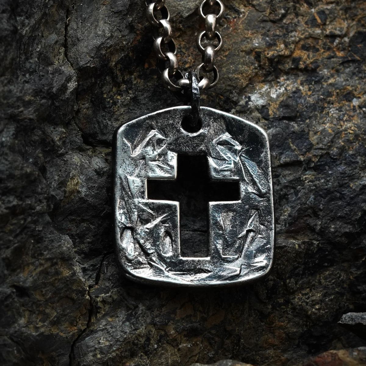 Großer massiver Herren-Kreuzanhänger aus 925er Silber mit strukturierter Oberfläche – teilweise oxidiert im Vintage-Stil | Art Diva