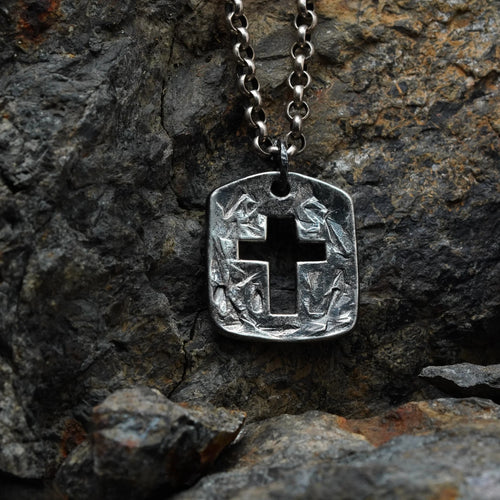 Großer massiver Herren-Kreuzanhänger aus 925er Silber mit strukturierter Oberfläche – teilweise oxidiert im Vintage-Stil | Art Diva