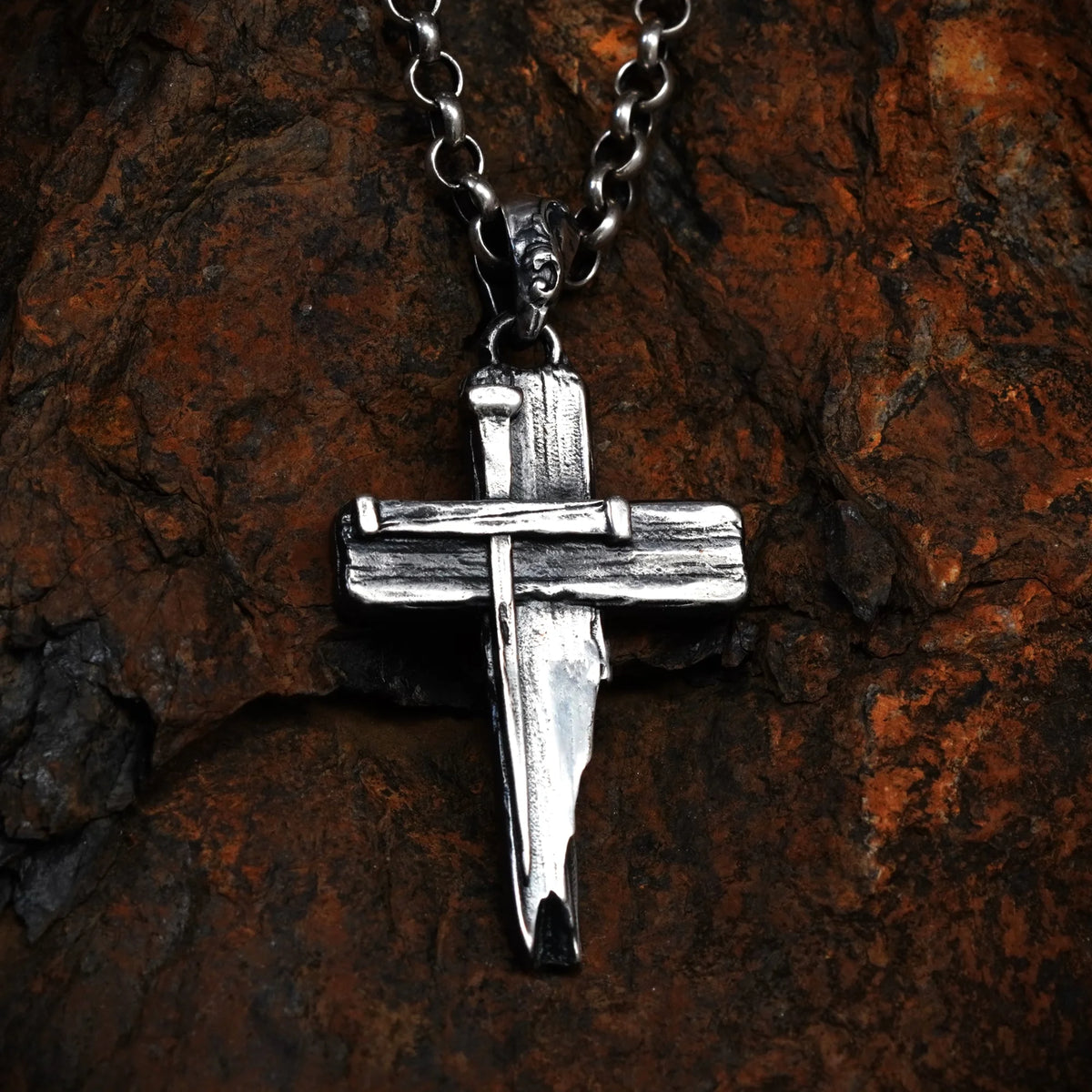 Massiver Kreuz-Anhänger für Herren aus 925er Silber – Symbol für Glauben und Entschlossenheit, handgefertigt | Art Diva