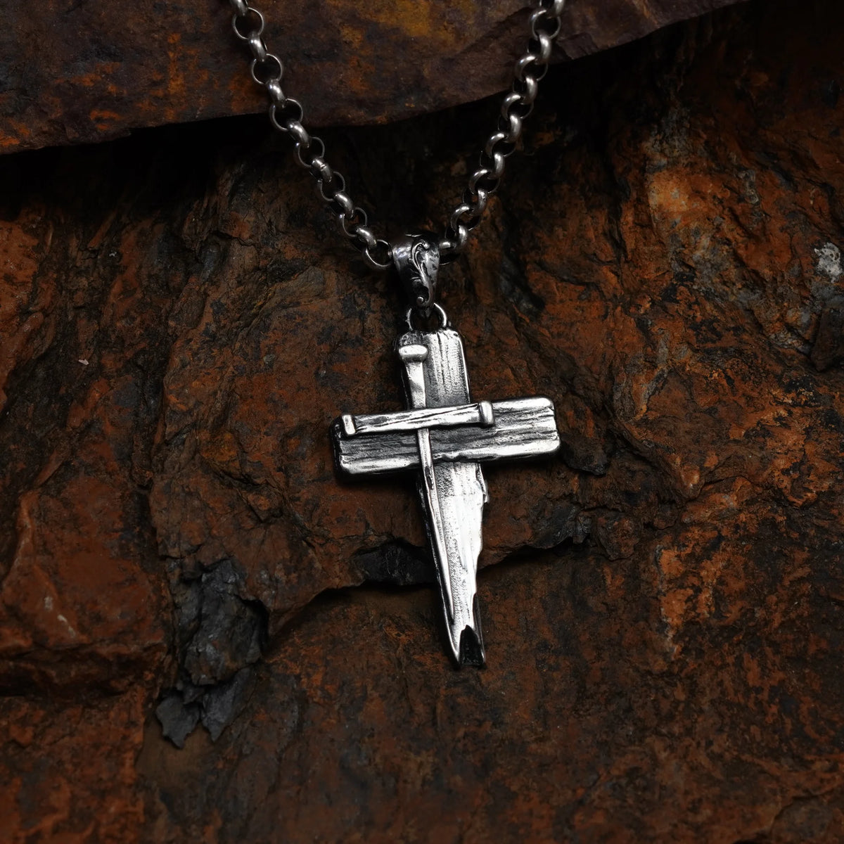 Massiver Kreuz-Anhänger für Herren aus 925er Silber – Symbol für Glauben und Entschlossenheit, handgefertigt | Art Diva