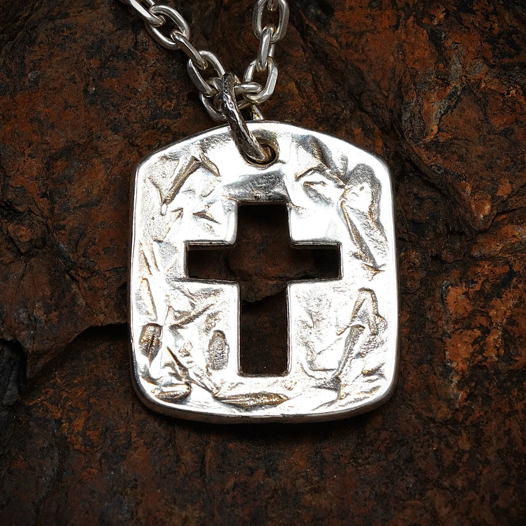 Massiver Herren-Kreuzanhänger aus 925er Silber mit ausgeschnittenem Kreuz – handpoliert, Schmuck im Boho- und rustikalen Stil | Art Diva