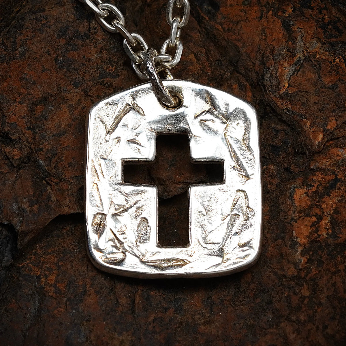 Massiver Herren-Kreuzanhänger aus 925er Silber mit ausgeschnittenem Kreuz – handpoliert, Schmuck im Boho- und rustikalen Stil | Art Diva