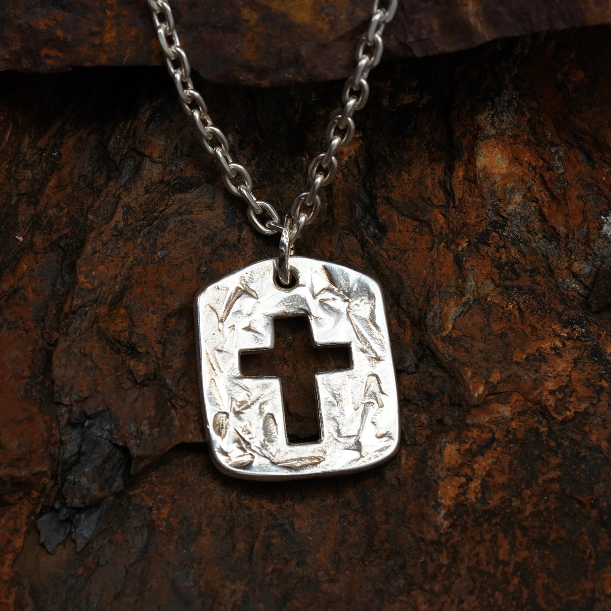 Massiver Herren-Kreuzanhänger aus 925er Silber mit ausgeschnittenem Kreuz – handpoliert, Schmuck im Boho- und rustikalen Stil | Art Diva