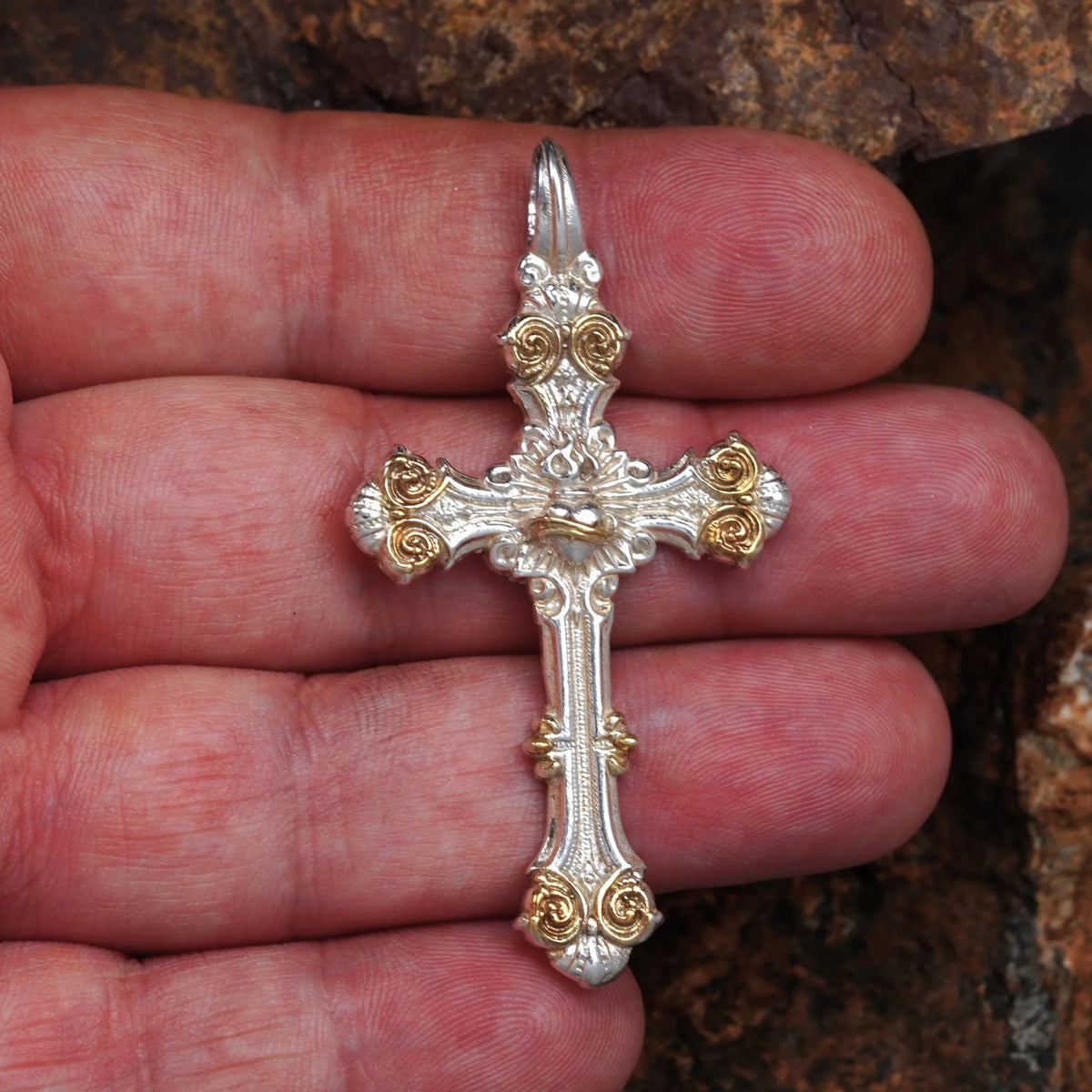 „Ornamentkreuz mit dem Heiligsten Herzen Jesu“-Anhänger aus 925er Silber mit goldfarbenen Akzenten – handgefertigter Skulpturenschmuck | Art Diva