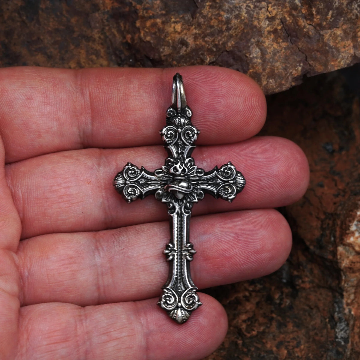 „Ornamentkreuz mit dem Heiligsten Herzen Jesu“-Anhänger aus 925er Silber – oxidierter Skulpturenschmuck | Art Diva