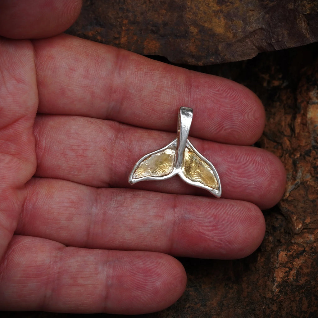 „Walflosse“ – handgefertigter Anhänger aus 925er Silber mit goldfarbenen Akzenten, Symbol für Stärke, Freiheit und den Geist des Ozeans | Art Diva