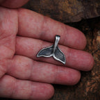 Walflossen-Anhänger für Herren aus 925er Silber – handgefertigter Skulpturenschmuck im Boho- und rustikalen Stil | Art Diva