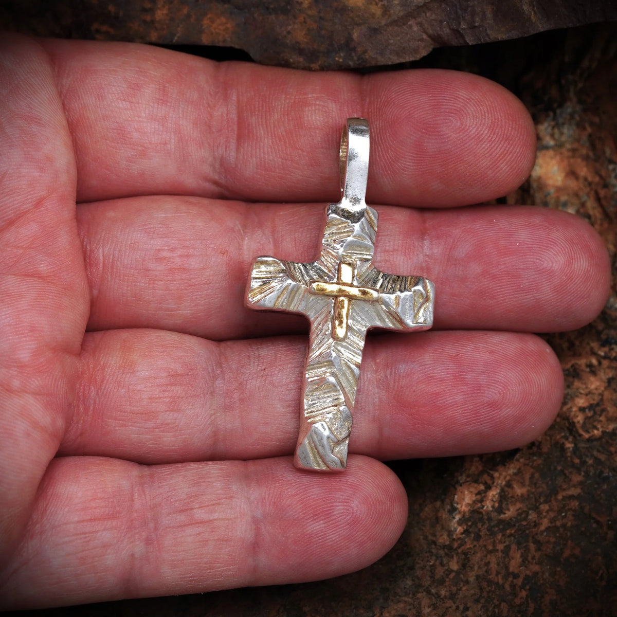 „Reliefkreuz mit goldfarbenen Akzenten“-Anhänger aus 925er Silber – Symbol für Glauben und innere Stärke, Skulpturenschmuck im Boho- und rustikalen Stil | Art Diva