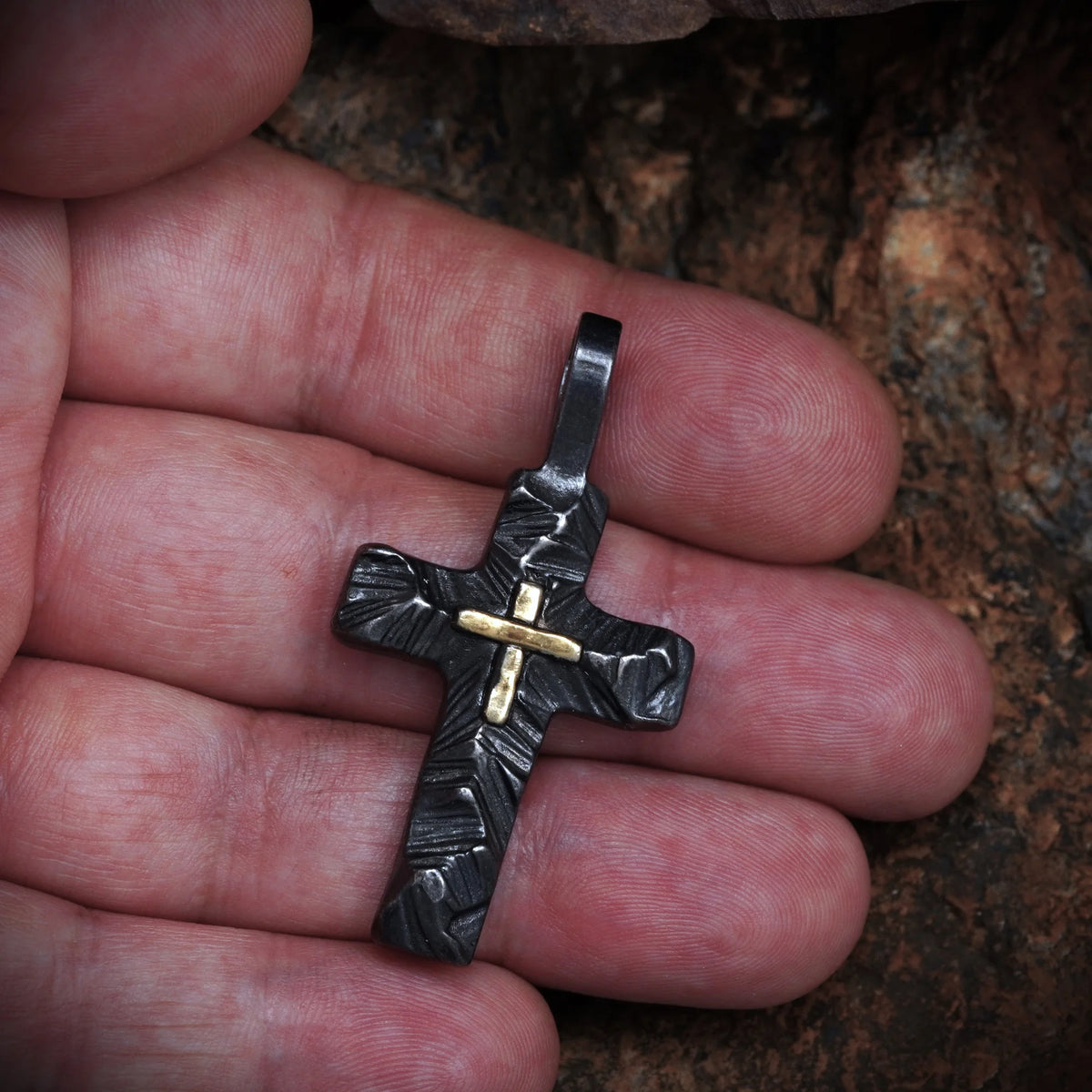 Kreuz-Anhänger mit Relief aus Silber und goldenem Akzent – handgefertigtes Symbol für Glauben und spirituelle Stärke | Art Diva