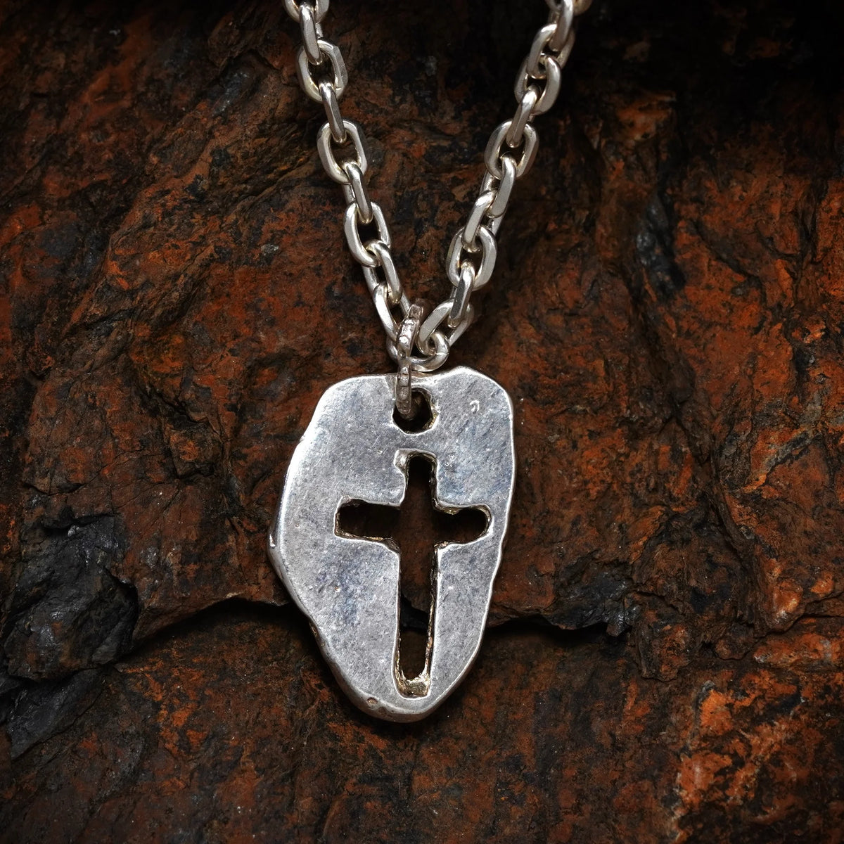 „Massives Kreuz“ – handpolierter Herren-Anhänger aus 925er Silber, Talisman für Stärke, Widerstandskraft und Schutz, Skulpturenschmuck im Boho- und rustikalen Stil | Art Diva