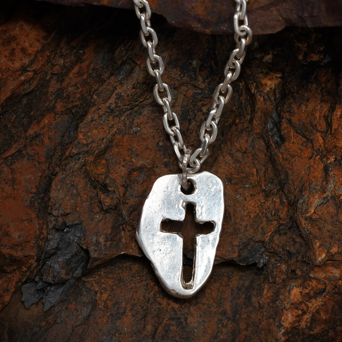 „Massives Kreuz“ – handpolierter Herren-Anhänger aus 925er Silber, Talisman für Stärke, Widerstandskraft und Schutz, Skulpturenschmuck im Boho- und rustikalen Stil | Art Diva