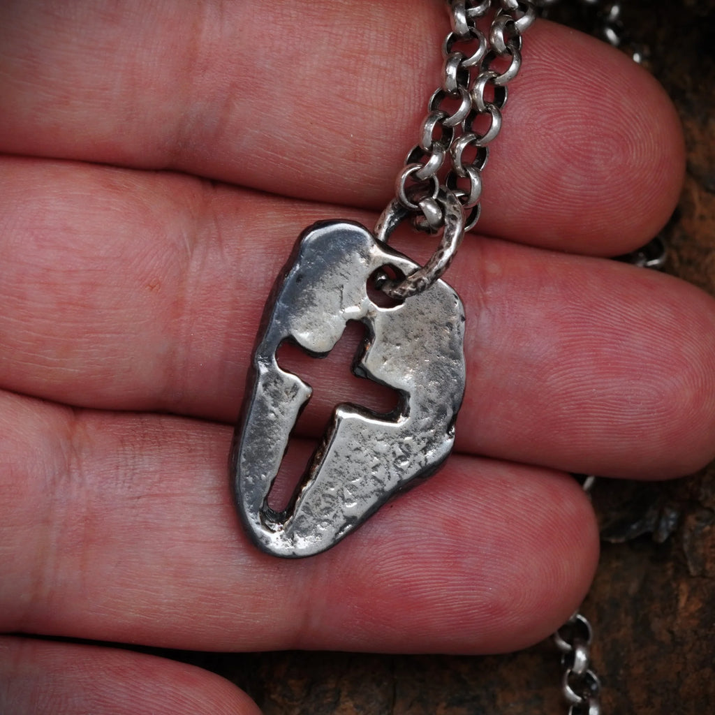 „Massives Kreuz“ – oxidierter Herren-Anhänger aus 925er Silber, Talisman für Stärke und spirituellen Schutz, Schmuck im Boho- und rustikalen Stil | Art Diva