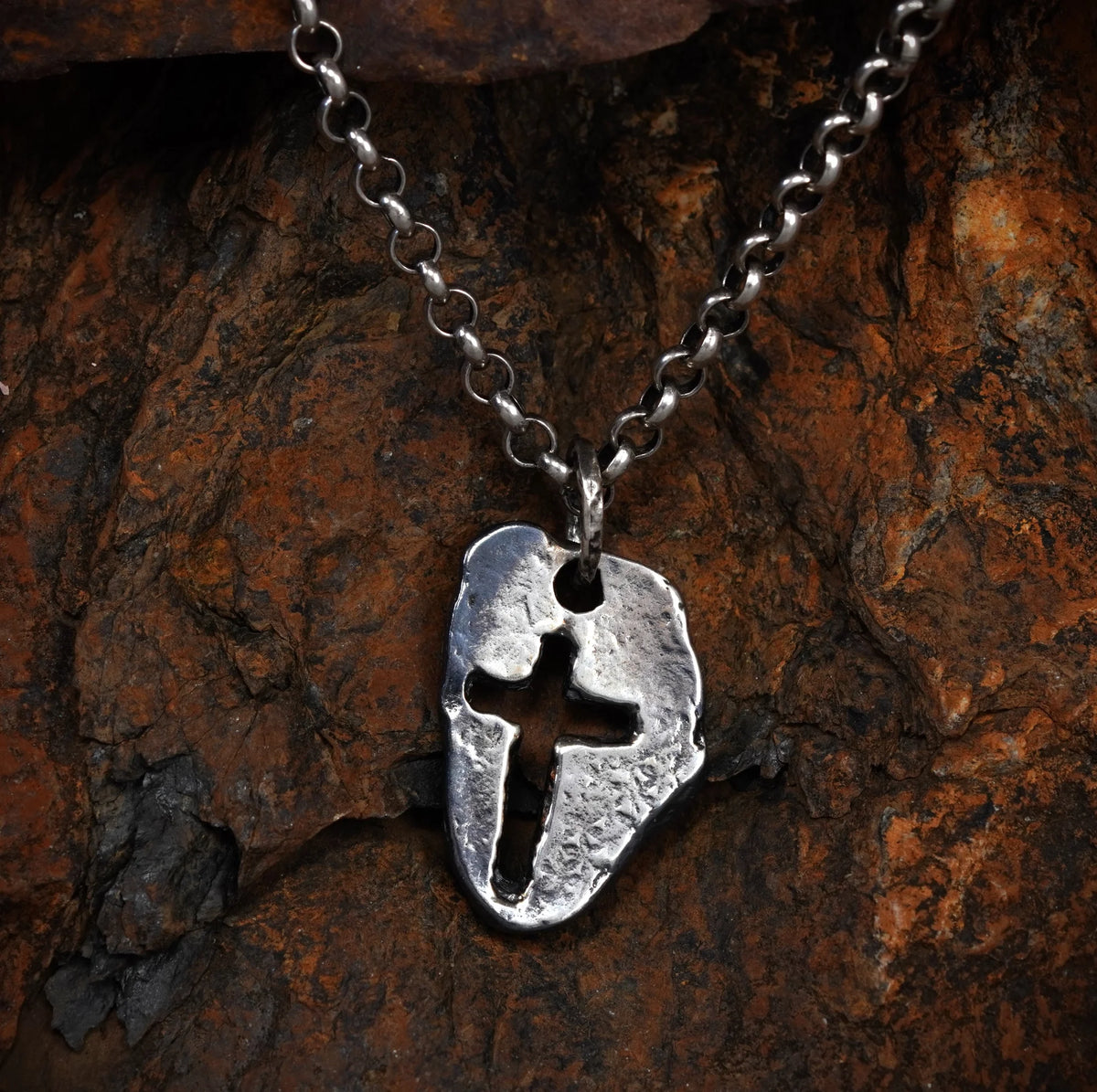 „Massives Kreuz“ – oxidierter Herren-Anhänger aus 925er Silber, Talisman für Stärke und spirituellen Schutz, Schmuck im Boho- und rustikalen Stil | Art Diva