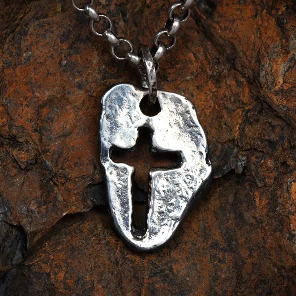„Massives Kreuz“ – oxidierter Herren-Anhänger aus 925er Silber, Talisman für Stärke und spirituellen Schutz, Schmuck im Boho- und rustikalen Stil | Art Diva