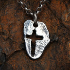 „Massives Kreuz“ – oxidierter Herren-Anhänger aus 925er Silber, Talisman für Stärke und spirituellen Schutz, Schmuck im Boho- und rustikalen Stil | Art Diva