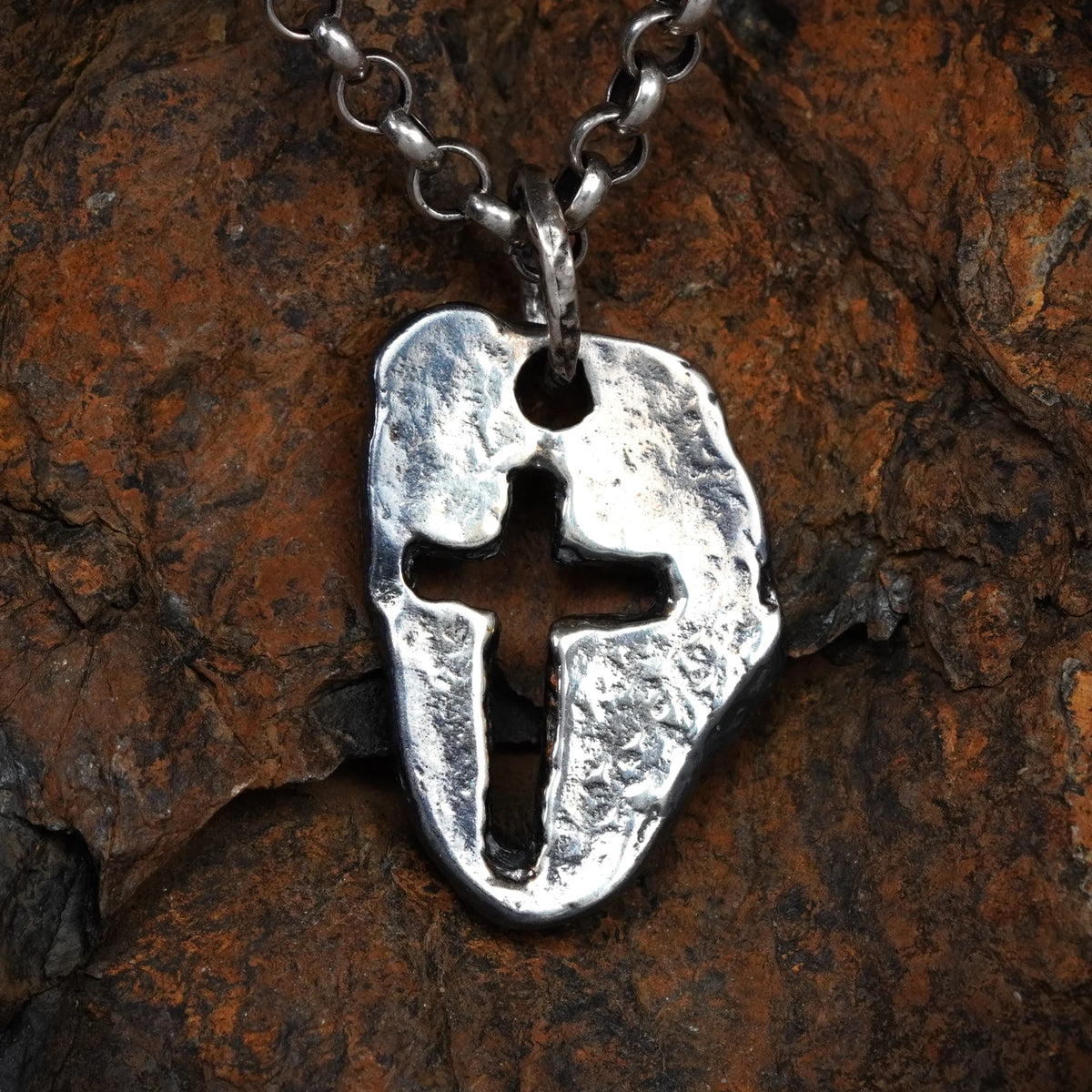 „Massives Kreuz“ – oxidierter Herren-Anhänger aus 925er Silber, Talisman für Stärke und spirituellen Schutz, Schmuck im Boho- und rustikalen Stil | Art Diva