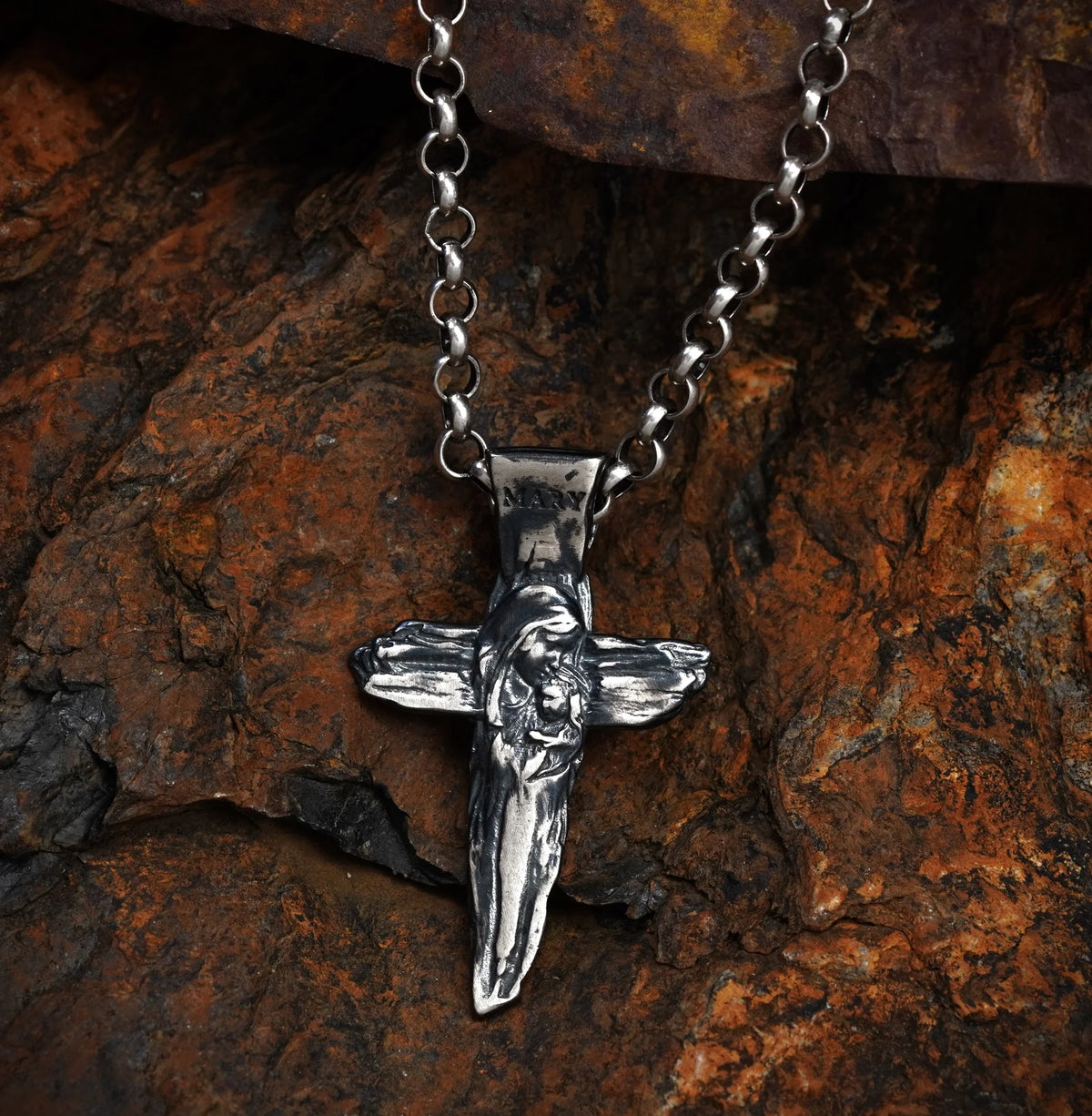 Kreuz-Anhänger mit der Jungfrau Maria und dem Jesuskind aus 925er Silber – handgefertigtes christliches Symbol für Glauben und Schutz | Art Diva