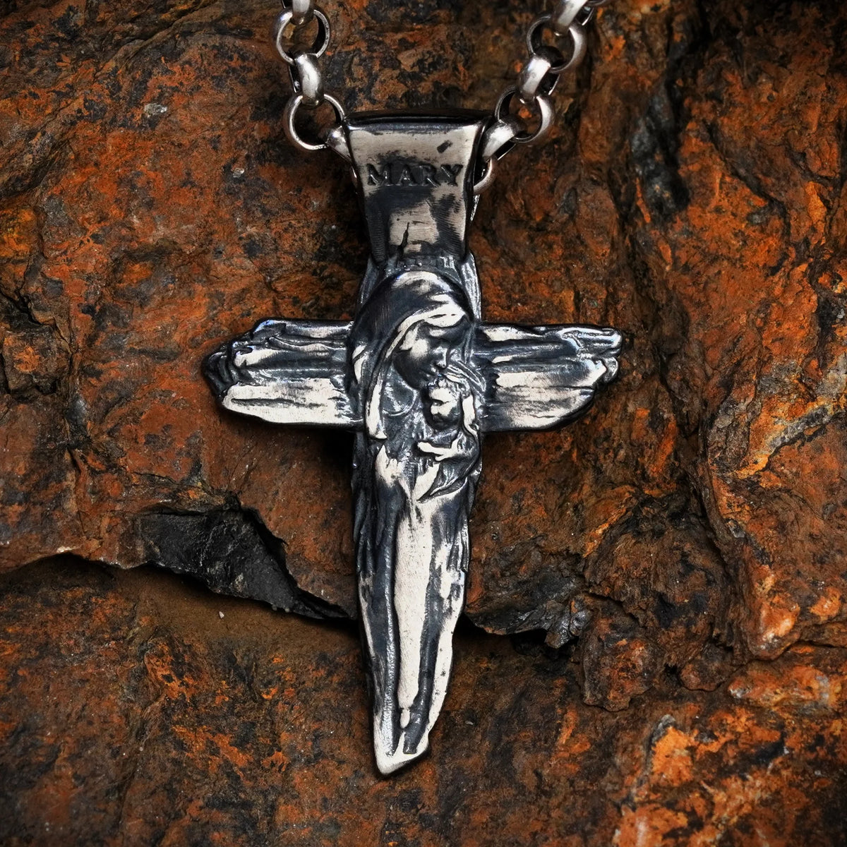 Kreuz-Anhänger mit der Jungfrau Maria und dem Jesuskind aus 925er Silber – handgefertigtes christliches Symbol für Glauben und Schutz | Art Diva
