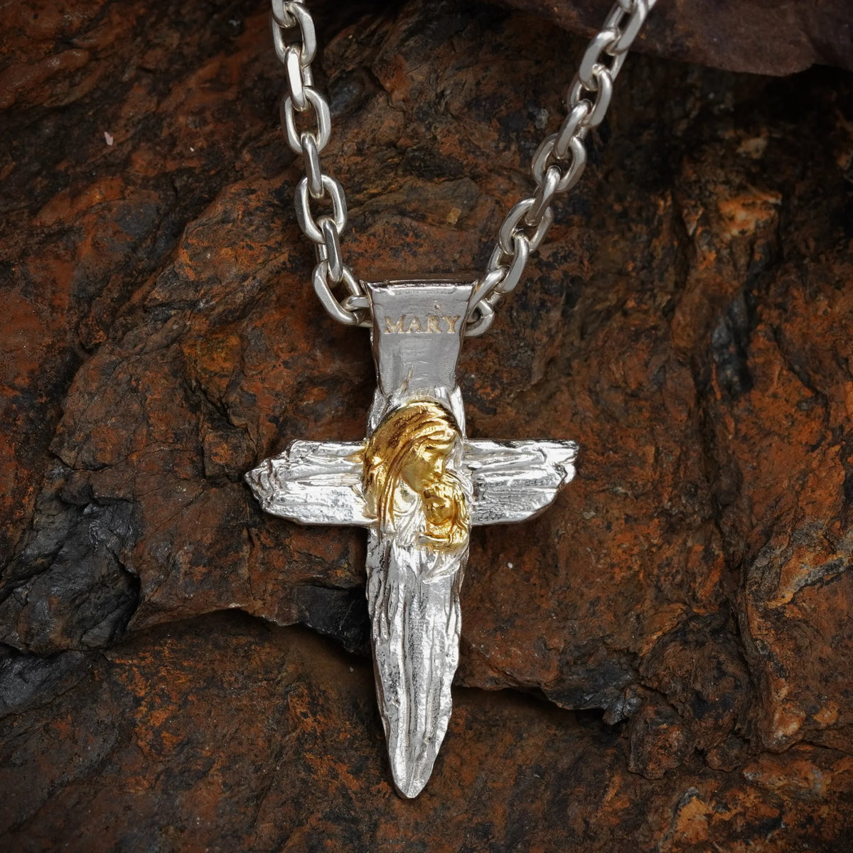 „Kreuz mit der Jungfrau Maria und dem Jesuskind“-Anhänger aus 925er Silber mit goldfarbenen Akzenten – handpoliertes Symbol für Glauben, mütterlichen Schutz und spirituelle Stärke, Skulpturenschmuck im Boho- und rustikalen Stil | Art Diva