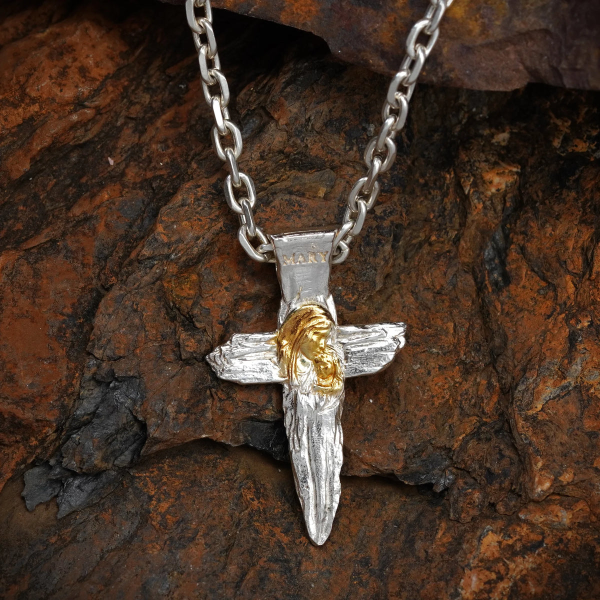 „Kreuz mit der Jungfrau Maria und dem Jesuskind“-Anhänger aus 925er Silber mit goldfarbenen Akzenten – handpoliertes Symbol für Glauben, mütterlichen Schutz und spirituelle Stärke, Skulpturenschmuck im Boho- und rustikalen Stil | Art Diva