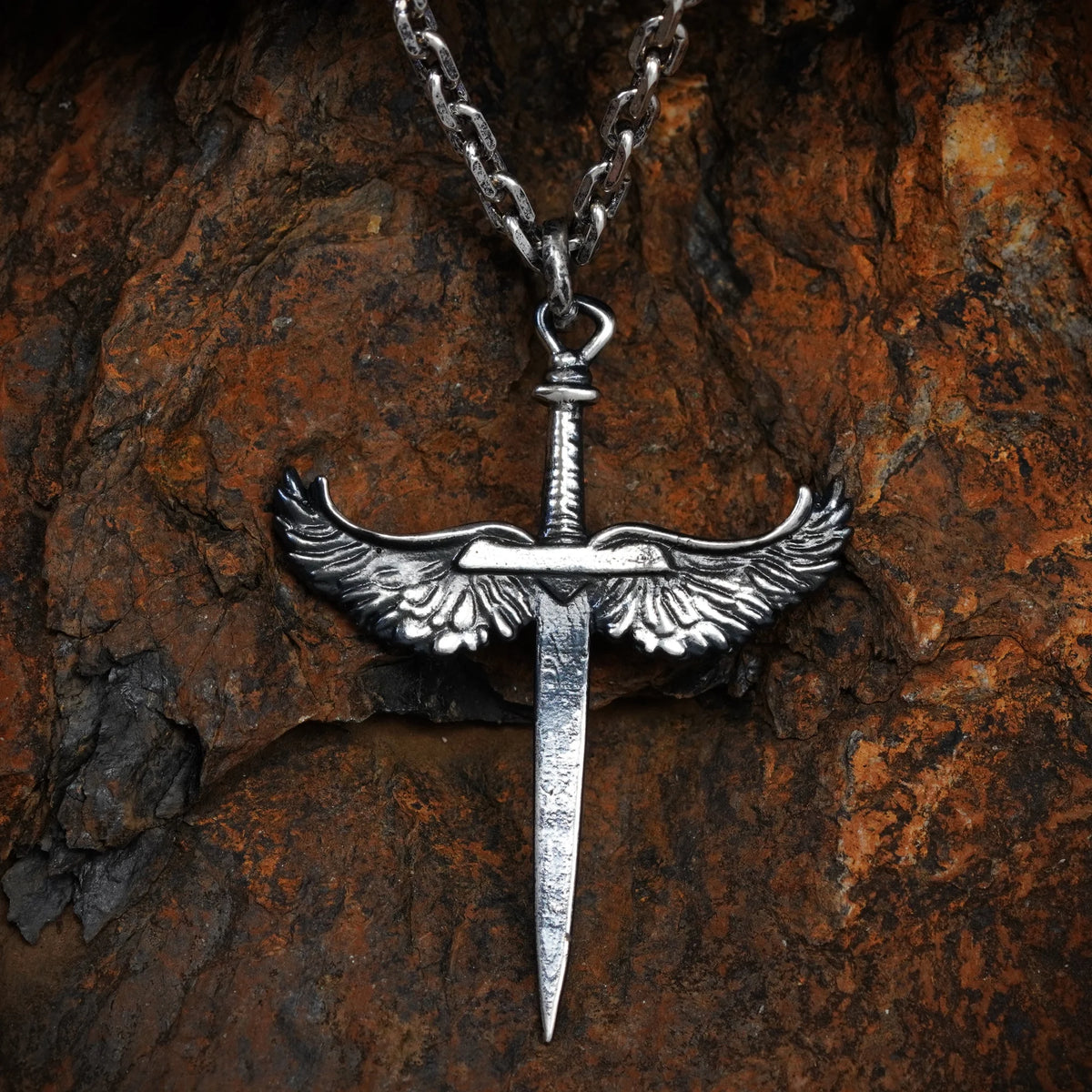 „Schwert mit Engelsflügeln“-Anhänger für Herren aus 925er Silber – handgefertigter Talisman für Stärke und Schutz, Skulpturenschmuck im Boho- und rustikalen Stil | Art Diva