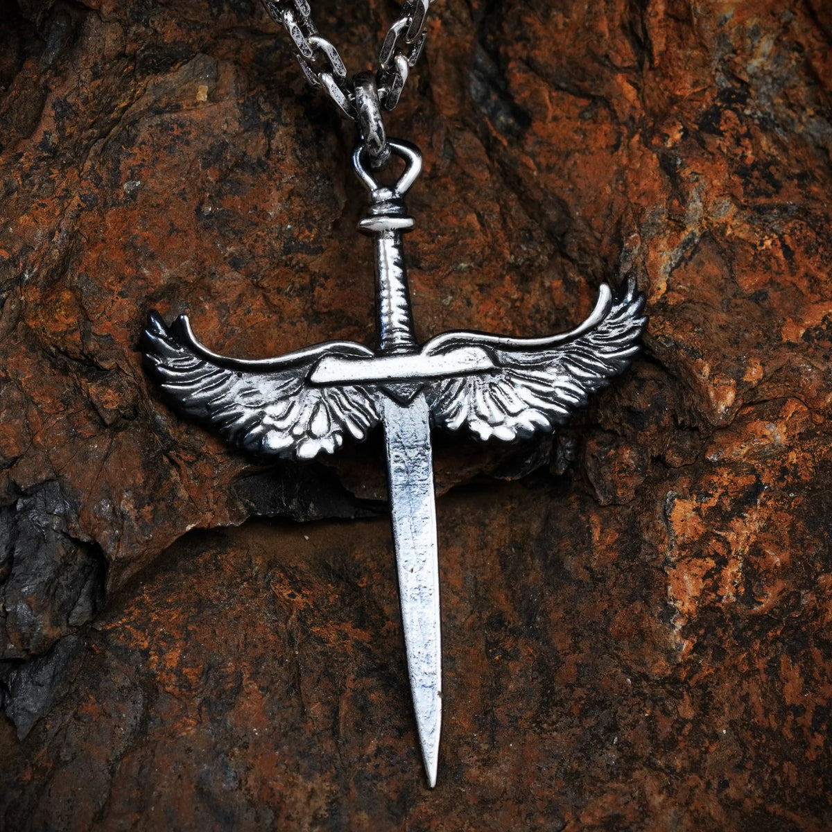 „Schwert mit Engelsflügeln“-Anhänger für Herren aus 925er Silber – handgefertigter Talisman für Stärke und Schutz, Skulpturenschmuck im Boho- und rustikalen Stil | Art Diva