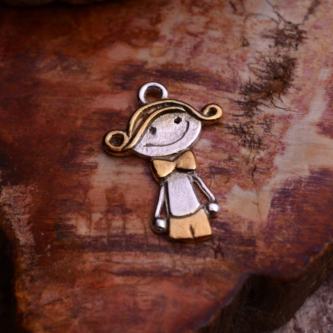 „Kleiner Gentleman“-Anhänger aus 925er Silber mit goldenen Akzenten – Talisman der mütterlichen Liebe | Art Diva