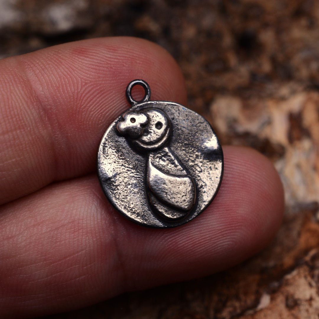 „Mamas Herz“-Anhänger aus 925er Silber – handgefertigter Talisman der mütterlichen Liebe, skulpturaler Schmuck im Boho-Rustik-Stil | Art Diva