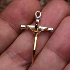 „Geschmiedeter Glaube“-Kreuz-Anhänger für Herren aus 925er Silber mit goldenen Akzenten – Symbol für Stärke und Glauben | Art Diva