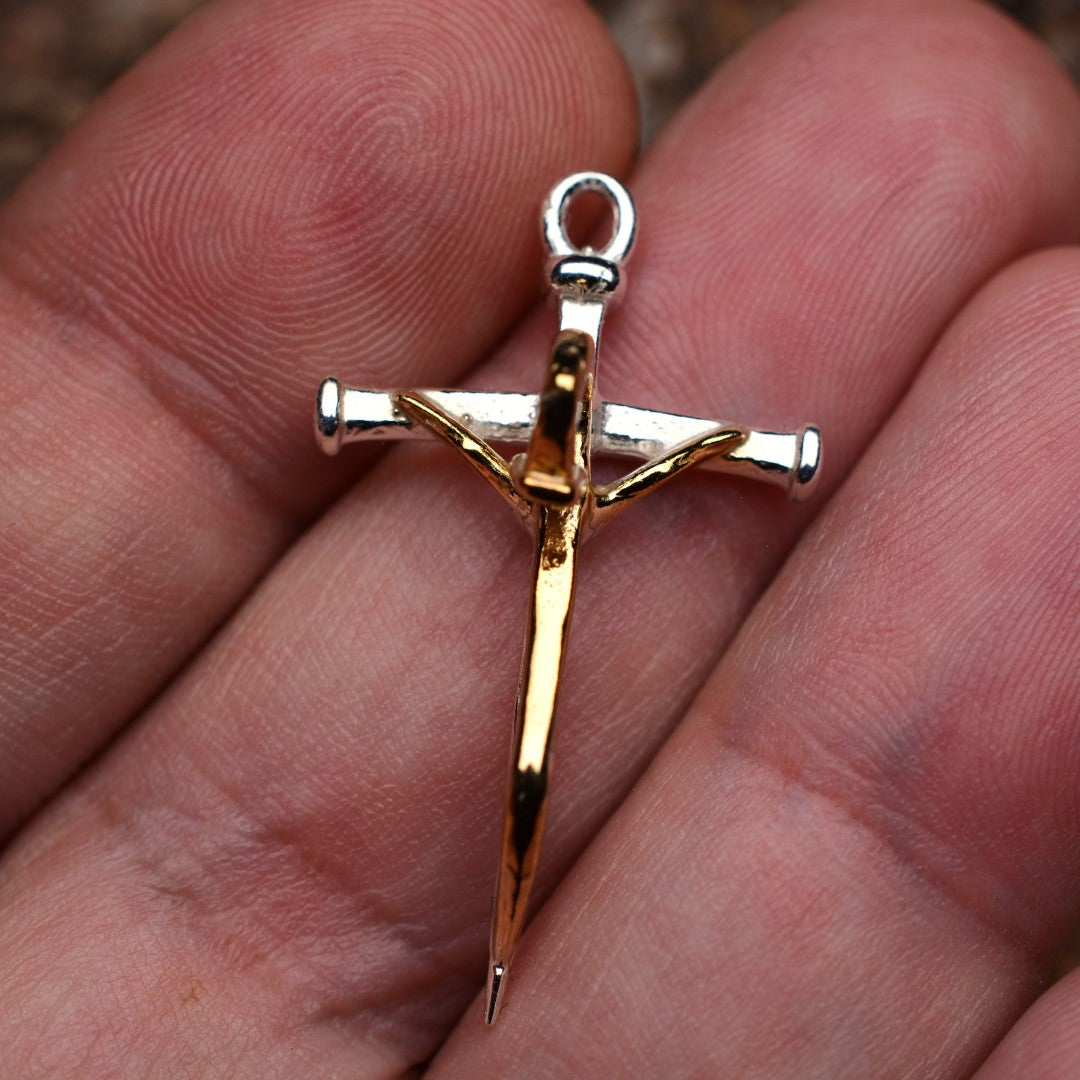 „Geschmiedeter Glaube“-Kreuz-Anhänger für Herren aus 925er Silber mit goldenen Akzenten – Symbol für Stärke und Glauben | Art Diva