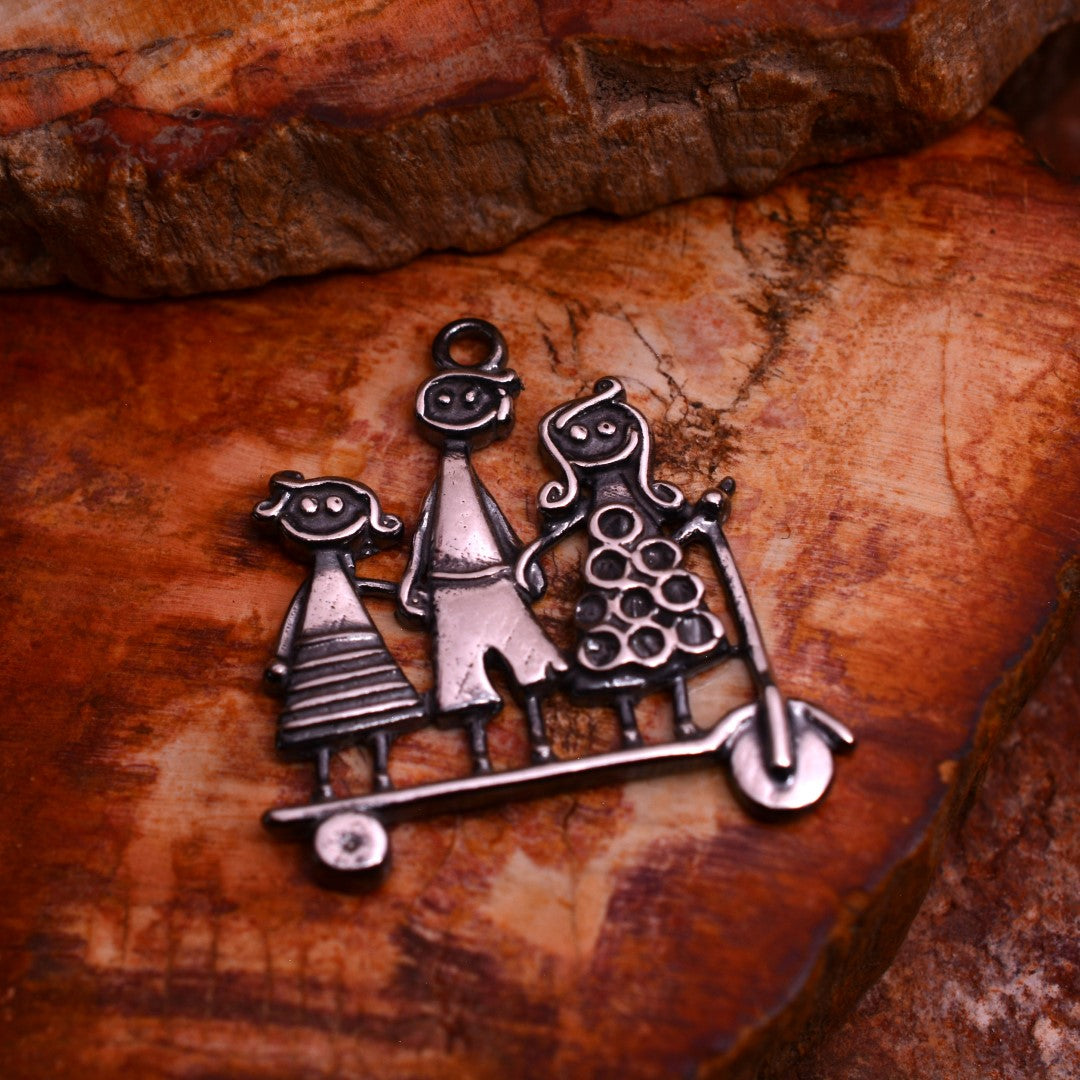 „Gemeinsam voran“-Anhänger aus 925er Silber – Talisman für Geschwisterliebe, handgefertigter skulpturaler Schmuck im Boho-Rustik-Stil | Art Diva