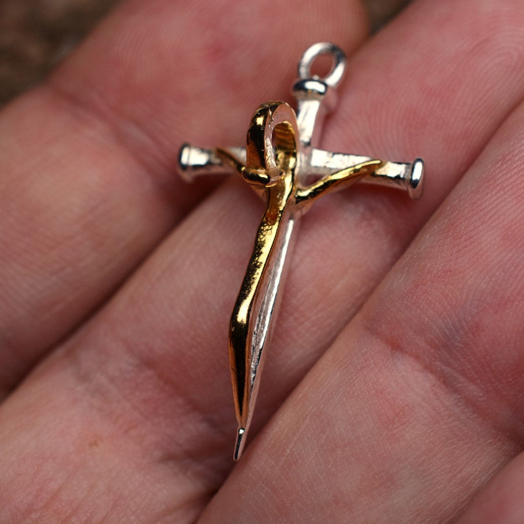 „Geschmiedeter Glaube“-Kreuz-Anhänger für Herren aus 925er Silber mit goldenen Akzenten – Symbol für Stärke und Glauben | Art Diva
