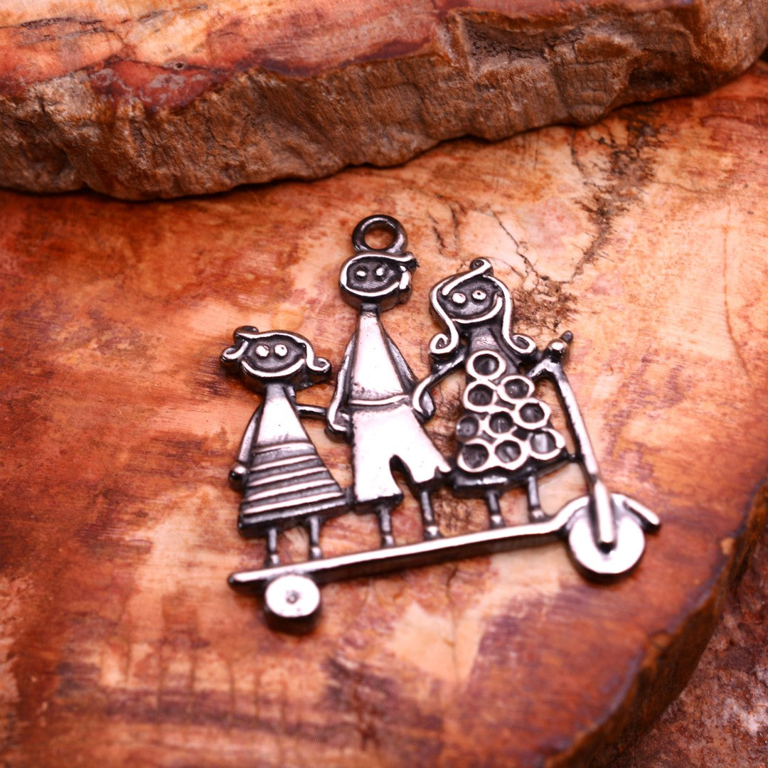 „Gemeinsam voran“-Anhänger aus 925er Silber – Talisman für Geschwisterliebe, handgefertigter skulpturaler Schmuck im Boho-Rustik-Stil | Art Diva