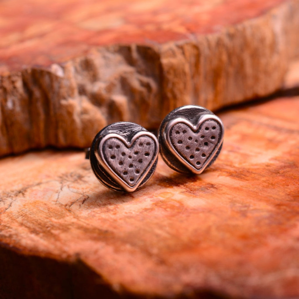 „Herz“-Mini-Ohrstecker aus 925er Silber – romantische, teilweise oxidierte Ohrringe im Vintage-Stil | Art Diva