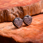 „Herz“-Mini-Ohrstecker aus 925er Silber – romantische, teilweise oxidierte Ohrringe im Vintage-Stil | Art Diva