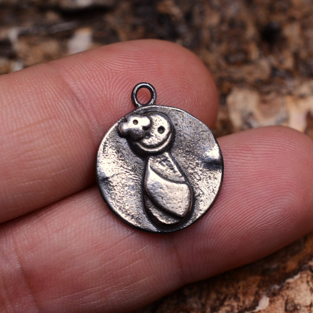 „Mamas Herz“-Anhänger aus 925er Silber – handgefertigter Talisman der mütterlichen Liebe, skulpturaler Schmuck im Boho-Rustik-Stil | Art Diva