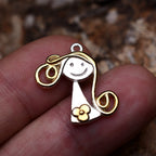 „Kleines Lächeln“-Anhänger aus 925er Silber mit goldenen Akzenten – handgefertigter Talisman für die beste Freundin, Mutter oder Schwester, skulpturaler Schmuck im Boho-Rustik-Stil | Art Diva