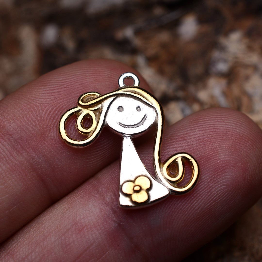„Kleines Lächeln“-Anhänger aus 925er Silber mit goldenen Akzenten – handgefertigter Talisman für die beste Freundin, Mutter oder Schwester, skulpturaler Schmuck im Boho-Rustik-Stil | Art Diva