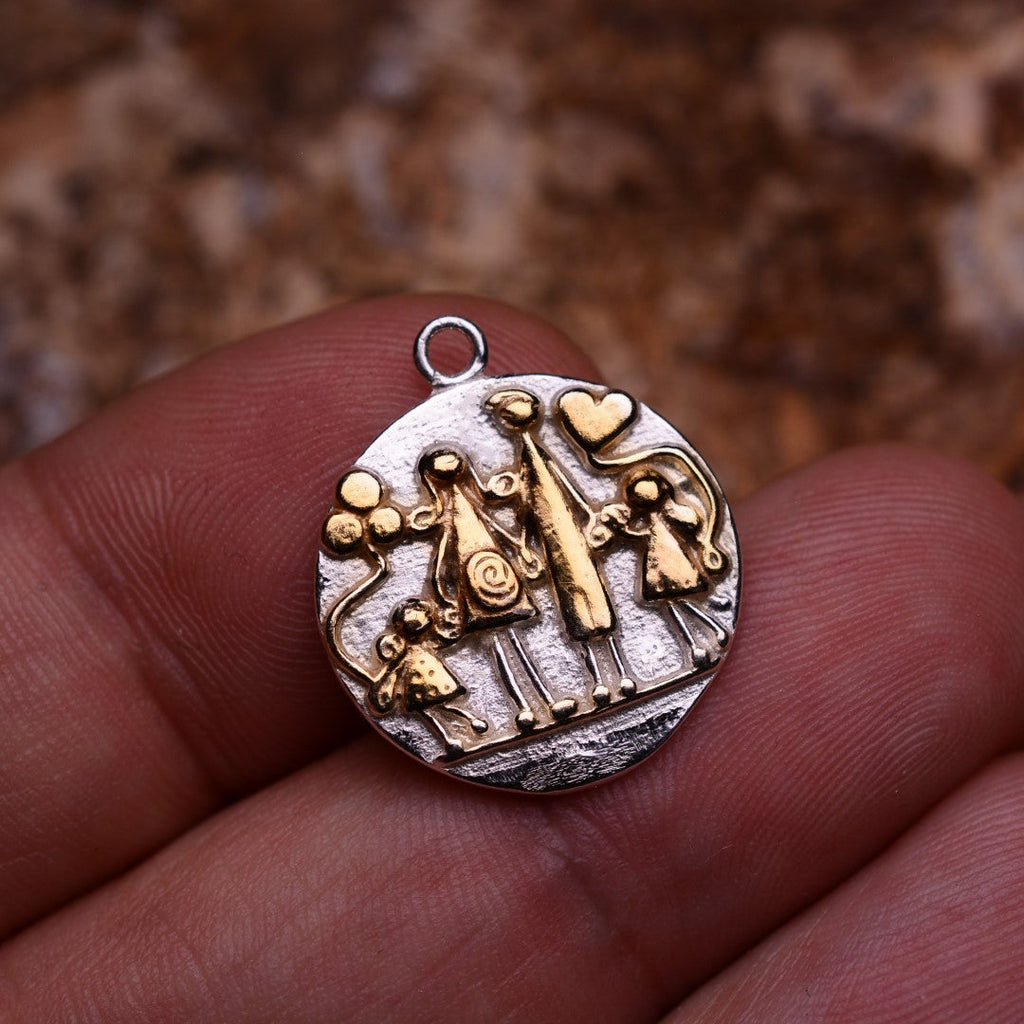 „Unsere Familie“-Anhänger aus 925er Silber – Talisman für Liebe und Zusammenhalt, skulpturaler Schmuck im Boho-Rustik-Stil | Art Diva