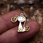 „Kleines Lächeln“-Anhänger aus 925er Silber mit goldenen Akzenten – handgefertigter Talisman für die beste Freundin, Mutter oder Schwester, skulpturaler Schmuck im Boho-Rustik-Stil | Art Diva