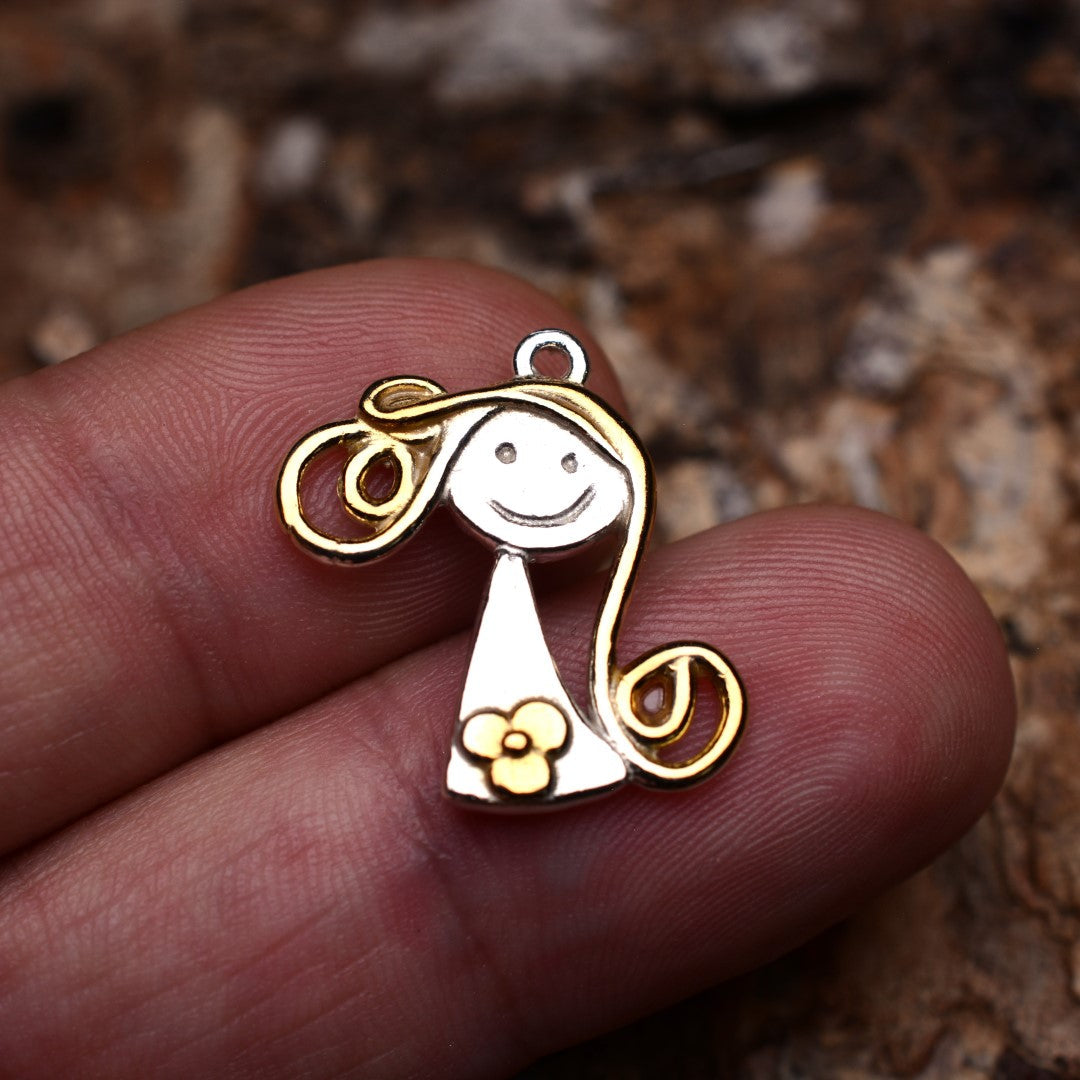 „Kleines Lächeln“-Anhänger aus 925er Silber mit goldenen Akzenten – handgefertigter Talisman für die beste Freundin, Mutter oder Schwester, skulpturaler Schmuck im Boho-Rustik-Stil | Art Diva
